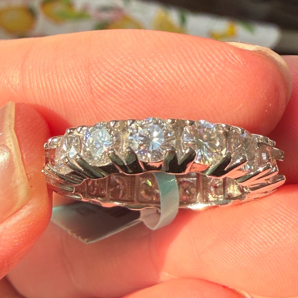 NWT Size 7 Moissanite round stone eternity band in silver